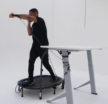 TRAMPOLINE SPRINGEN ACHTER JE BUREAU? DAT KAN!