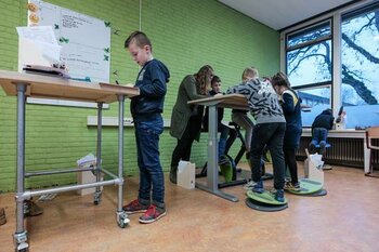 Basisschool vervangt stoelen voor bewegend meubilair
