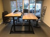 Dubbel Elektrisch Zit-Sta Bureau - OakDesk - Natuurlijk bureau met eiken voeten - Worktrainer.nl